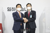 [포토] 악수 나누는 김기현 원내대표와 이필수 의협회장