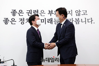 [포토] 인사하는 송영길·안철수