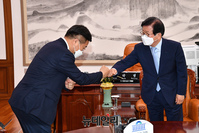 [포토] 악수 나누는 박병석 국회의장과 윤호중 원내대표