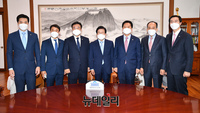 [포토] 한자리에 모인 국회의장과 여야 원내대표
