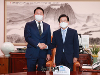 [포토] 악수 나누는 박병석·최태원