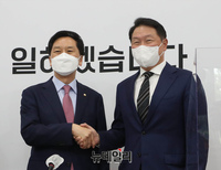 [포토] 악수 나누는 김기현·최태원