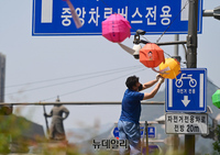 [포토] 세종대로에 설치되는 연등