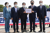 [포토] 국민의힘 지도부, 유영민 비서실장에 항의서한 전달