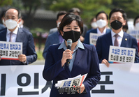 [포토] 청와대 앞 긴급의총, 규탄사하는 조수진 국민의힘 의원