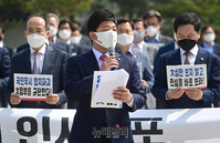 [포토] 청와대 앞 긴급의총, 규탄사하는 이용 의원