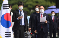 [포토] 청와대 앞 긴급의총, 사회맡은 태영호 의원