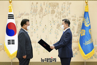 [포토] 김부겸 신임 국무총리에 임명장 수여하는 文대통령