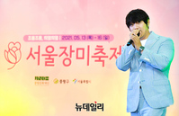 [포토] 중랑천서 개막한 서울장미축제, 노래하는 가수 KCM