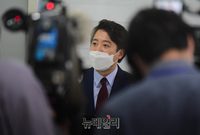 [포토] 기자들의 질문에 답하는 이준석 전 국민의힘 최고위원