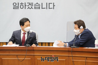 [포토] 대화 나누는 김기현·정양석