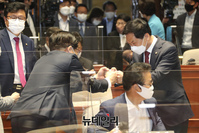 [포토] 의원들과 대화 나누는 김기현 원내대표