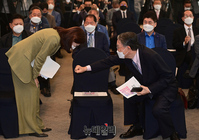 [포토] 공정과 상식 창립식서 만나 인사나누는 송상현-김민전