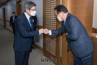 [포토] 김부겸 국무총리, 김명수 대법원장 예방