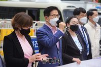 [포토] 북한인권을 위한 화요집회 참석한 김문수 전 경기지사