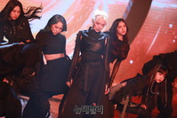 [포토] 8개월 만에 컴백한 에버글로우...파워풀한 무대