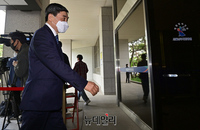 [포토] 국회 패스트트랙 충돌 사건 재판 출석하는 이종걸 