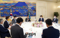 [포토] 여야 대표 만나 대화 나누는 문재인 대통령