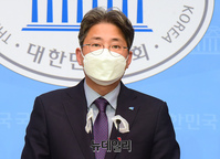[포토] 브리핑 하는 김진욱 민주당 대변인