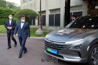 [포토] 수소차량 운전하는 文대통령