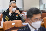 [포토] 안경 고쳐쓰는 윤의철 합동참모차장