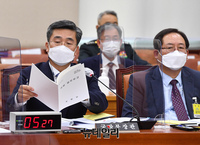 [포토] 자료보는 서욱 국방부 장관