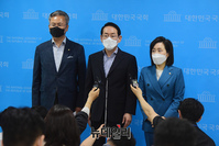 [포토] 기자들의 질문에 답하는 김도읍 국민의힘 법사위 간사