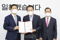 [포토] 성일종 가상자산특별위원장 임명하는 김기현 대표 권한대행