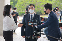 [포토] 기자들의 질문에 답하는 김오수 신임 검찰총장