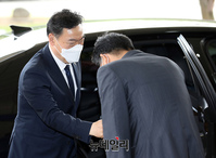 [포토] 첫 출근하는 김오수 신임 검찰총장