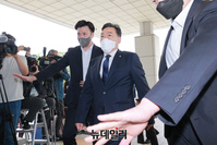 [포토] 대검찰청 들어서는 김오수 신임 검찰총장