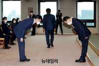 [포토] 취임식서 인사나누는 김오수-조상철