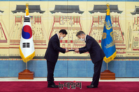 [포토] 김오수 신임 검찰총장에 임명장 수여하는 文대통령