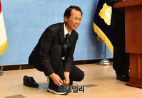 [포토] 파란색 운동화 신는 최문순 강원지사