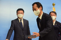 [포토] 소통관 떠나는 최문순 강원지사