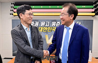 [포토] 특별대담서 만난 홍준표-진중권