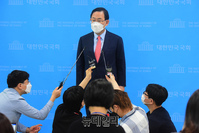 [포토] 기자들의 질문에 답하는 주호영 후보