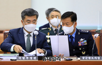 [포토] 공군참모차장과 대화 나누는 서욱 장관