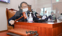 [포토] 의사봉 두드리는 박주민 법사위원장 직무대리