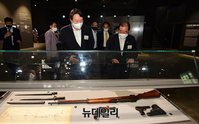[포토] 우당 기념관서 전시물 살펴보는 윤석열 전 검찰총장