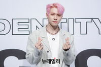 [포토] 위아이 김동한, 팬들에게 보내는 손 하트