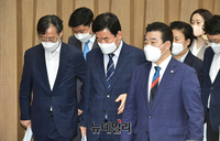 [포토] 소통관 떠나는 민주당 부동산특위 위원들