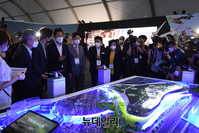 [포토] 자율주행 플랫폼 관람하는 오세훈 서울시장