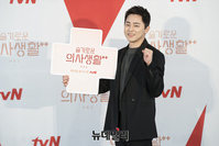 [포토] 배우 조정석 "슬기로운 의사생활서 만나요"