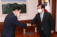 [포토] 악수 나누는 박병석 국회의장과 김오수 검찰총장