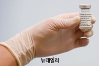 [포토] AZ백신 접종 준비하는 전문의