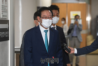 [포토] '청와대 울산시장 선거개입' 사건 공판 출석하는 송철호 울산시장