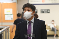 [포토] 공판 출석하는 백원우 전 청와대 민정비서관