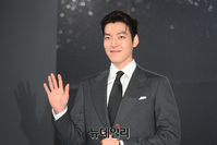 [포토] 김우빈, 러블리한 손인사