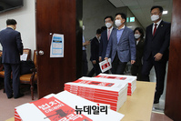 [포토] 입장하는 김기현 국민의힘 원내대표